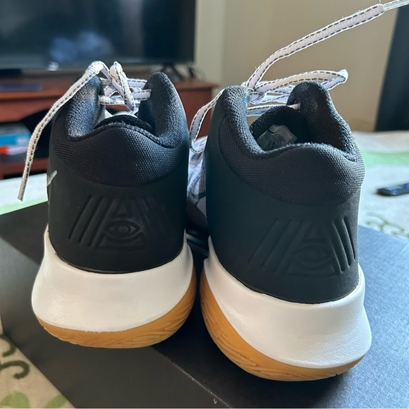 Kyrie Flytrap 4’s - Picture 5 of 5